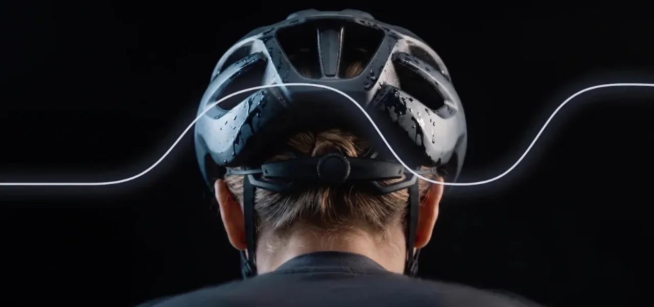 Ciclista de espaldas con casco, comunidad CRC